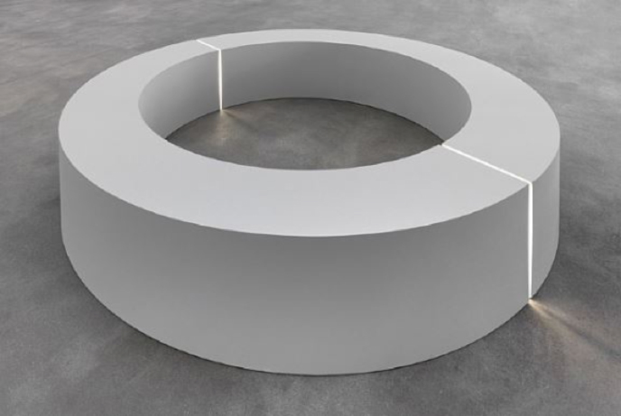 Las esculturas geométrico-minimalistas de Robert Morris